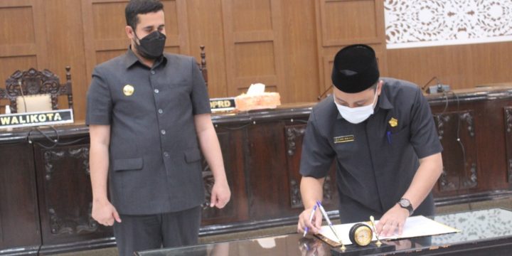 Wali Kota Probolinggo Serahkan Nota Penjelasan LKPJ Tahun 2020